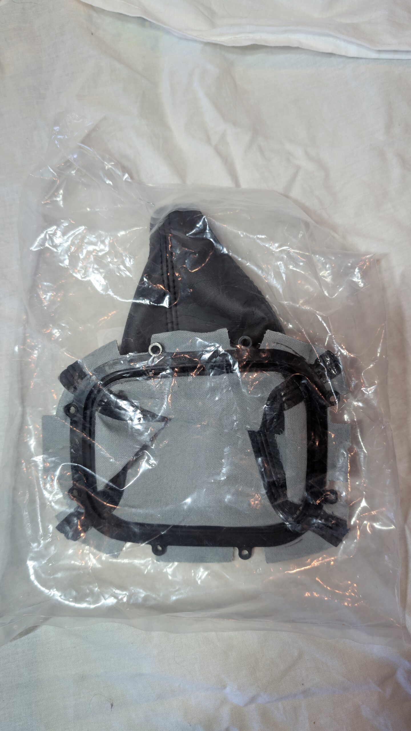 92072FC000 Subaru OEM Centre Console Shift Boot - Image 2